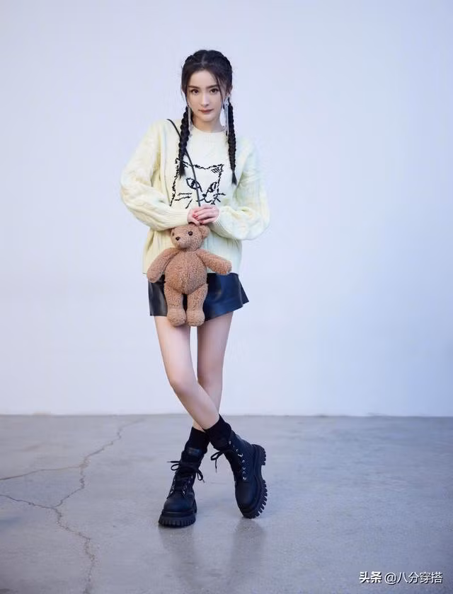 Lợi thế đôi chân đẹp nên Dương Mịch hầu như thích diện những trang phục như quần shorts, váy ngắn... khoe triệt để vẻ đẹp cơ thể. Cô mix áo dệt kim mùa thu in họa tiết mèo với quần shorts da và boots quân đội trông cực cá tính, cool ngầu.