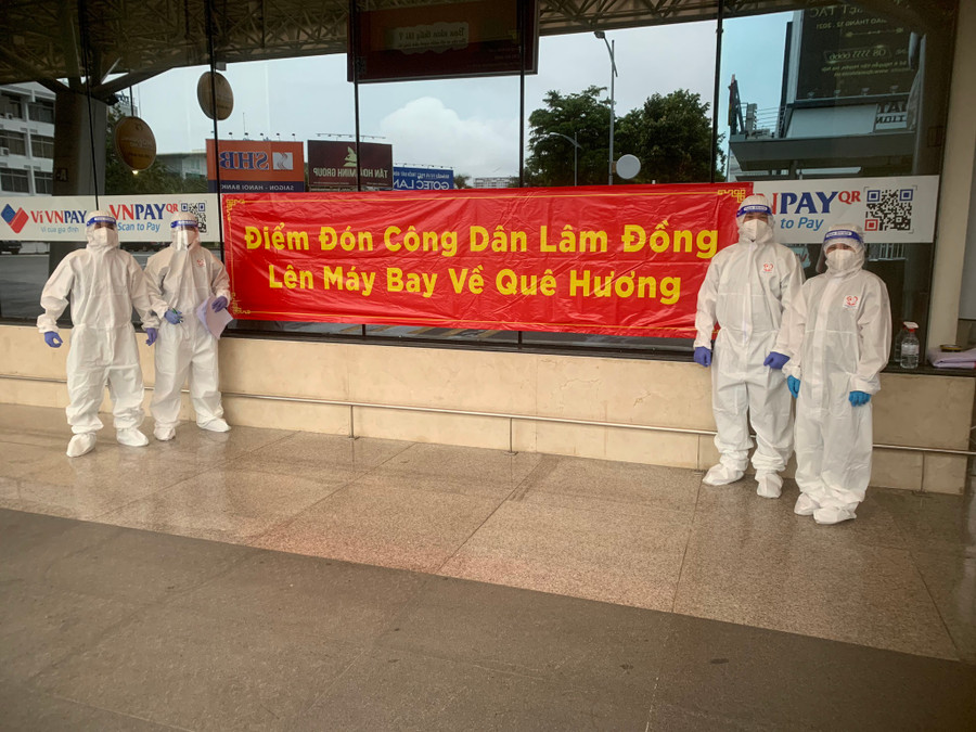 Lực lượng hỗ trợ tại sân bay Liên Khương đón thai phụ về quê theo nguyện vọng. Ảnh: Sở TT-TT Lâm Đồng