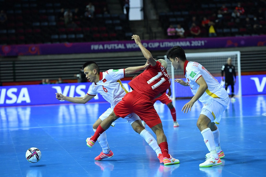 Minh Trí (8) mở tỷ số cho đội tuyển futsal Việt Nam. Ảnh: Quang Thắng