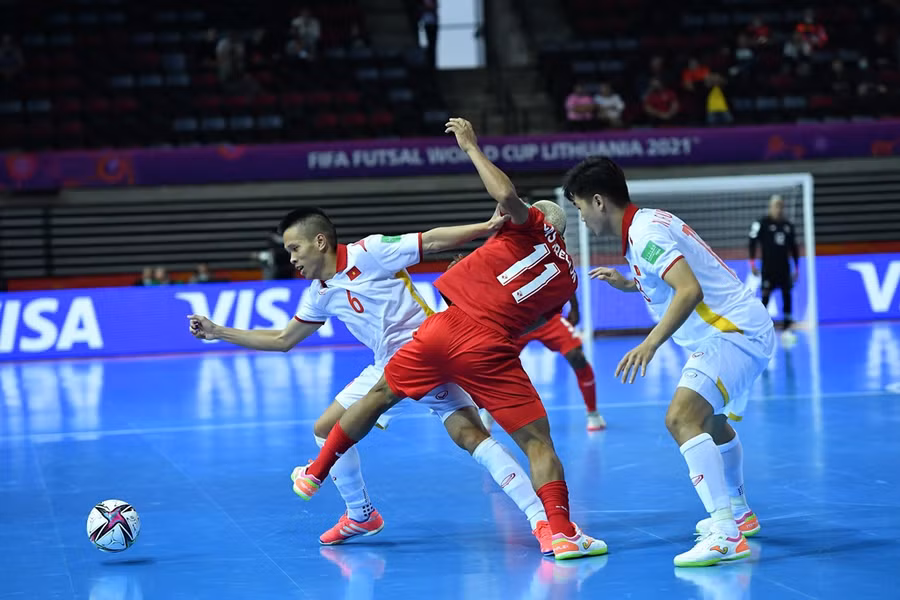 Minh Trí (8) mở tỷ số cho đội tuyển futsal Việt Nam. Ảnh: Quang Thắng