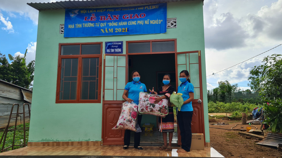 Hội Liên hiệp phụ nữ xã Chư Á tặng gia đình chị Hnanh một số vật dụng sinh hoạt. Ảnh: Nhật Hào  Hội LHPN xã tặng thêm cho gia đình chị Hnanh một số vật dụng sinh hoạt. Ảnh: Nhật Hào