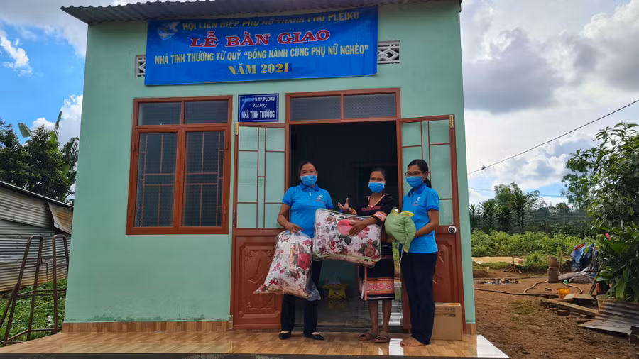  Hội LHPN xã tặng thêm cho gia đình chị Hnanh một số vật dụng sinh hoạt. Ảnh: Nhật Hào