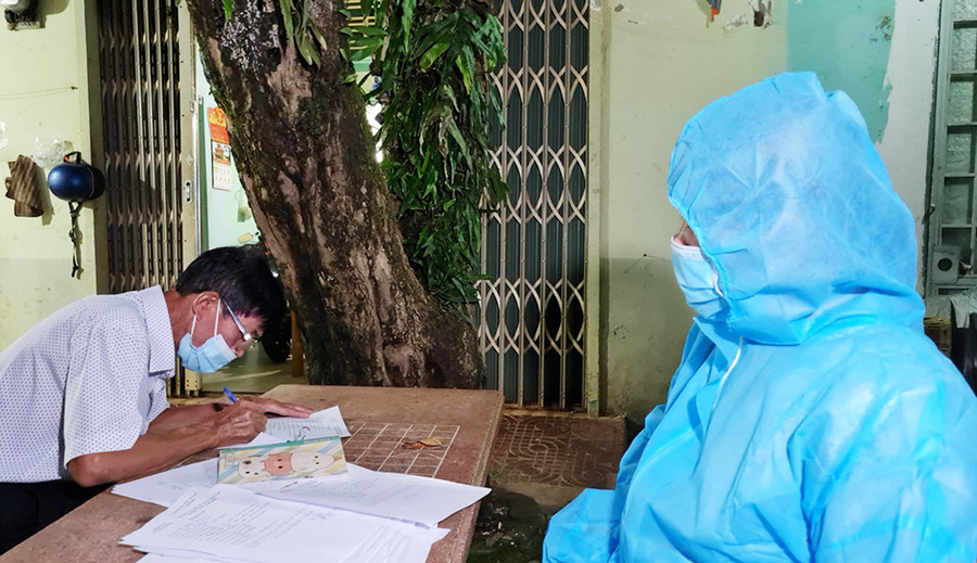  Lực lượng chức năng tại TP. Pleiku truy vết các trường hợp liên quan các ca F0 tại tỉnh Kon Tum. Ảnh: Bá Bính