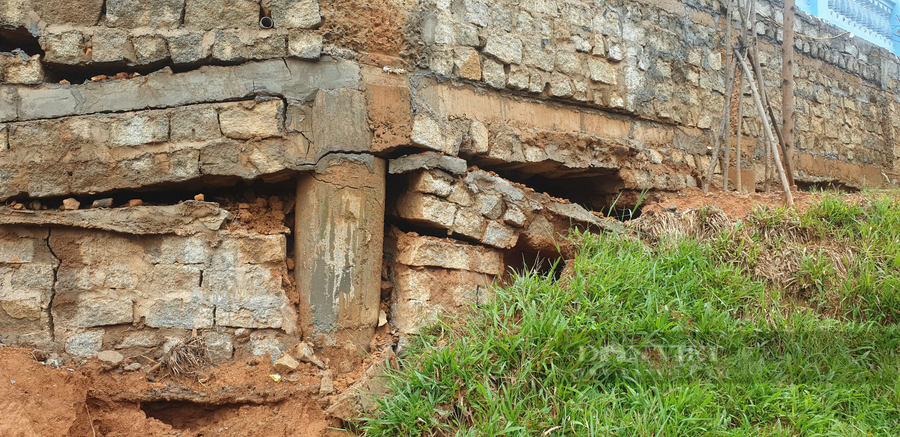 Tường rào quanh Nhà bia tưởng niệm cũng bị sụt lún rất nghiêm trọng
