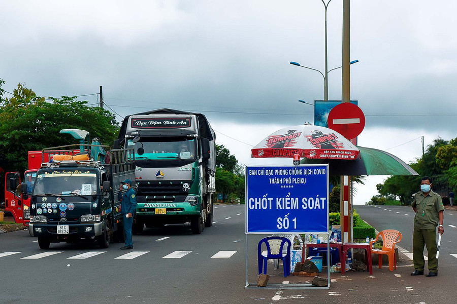 1.Tại chốt kiểm soát số 1 trên quốc lộ 14 đoạn qua Hàm Rồng, hàng ngày có khoảng trên 1.800 lượt người và phương tiện qua lại. 