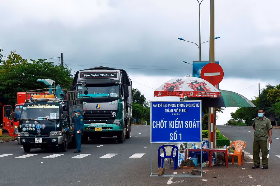 1.Tại chốt kiểm soát số 1 trên quốc lộ 14 đoạn qua Hàm Rồng, hàng ngày có khoảng trên 1.800 lượt người và phương tiện qua lại. 