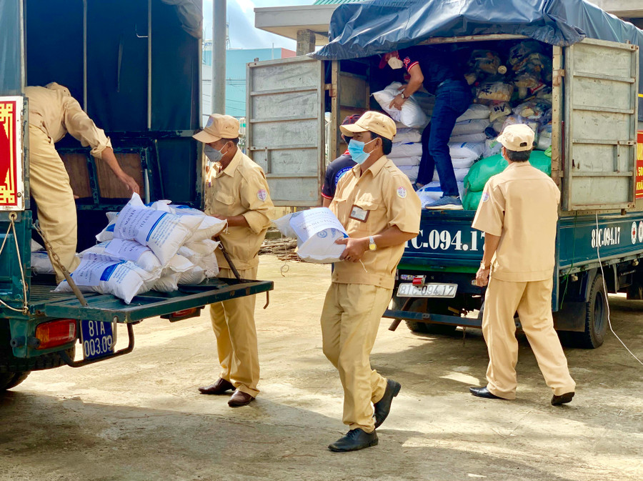 UBND các xã, phường trên địa bàn thành phố Pleiku tổ chức phát tận tay các hộ dân gặp khó khăn ngay sau khi tiếp nhận quà hỗ trợ từ các cá nhân, doanh nghiệp. Ảnh: Hà Duy