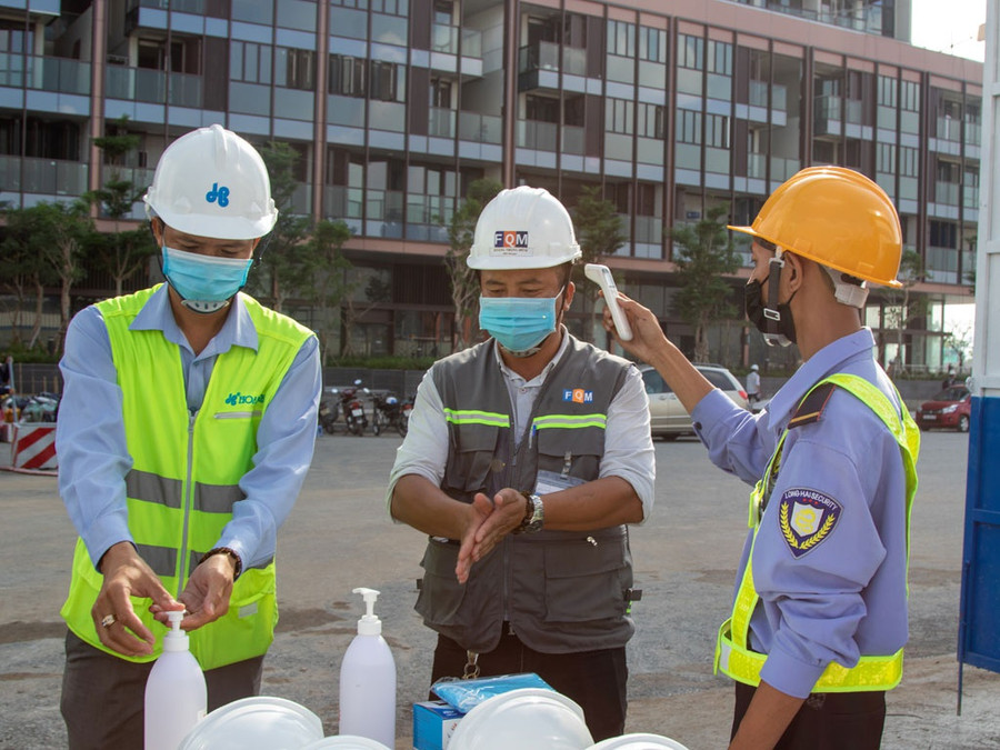 Để được khởi động trở lại, các công trường phải đáp ứng tiêu chí chống dịch. Ảnh: Đình Sơn 