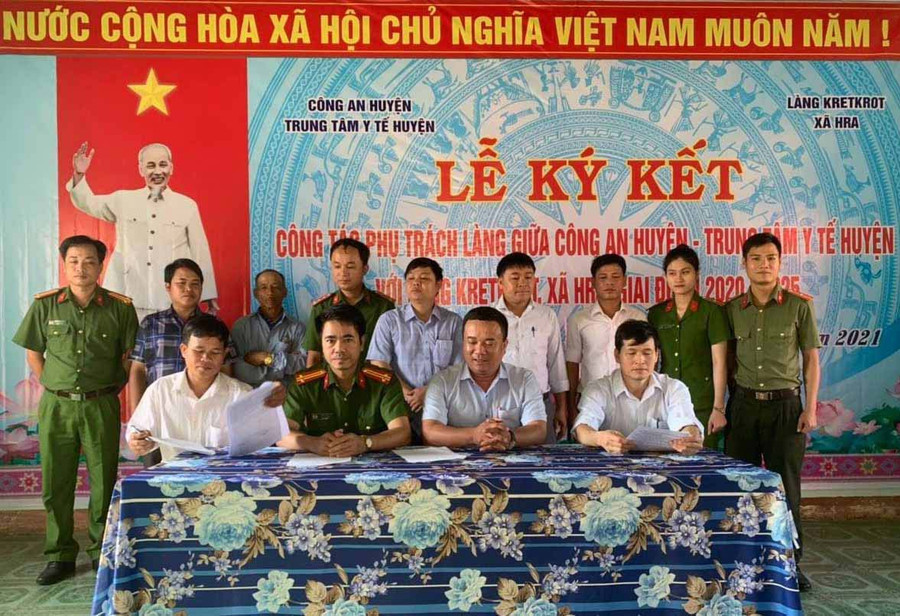 Lễ ký kết công tác phụ trách làng giữa Công an huyện, Trung tâm Y tế huyện Mang Yang với làng Kret Krot (xã Hà Ra) vào ngày 16-4-2021. Ảnh: Hà Phương