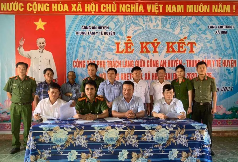 Lễ ký kết công tác phụ trách làng giữa Công an huyện, Trung tâm Y tế huyện Mang Yang với làng Kret Krot (xã Hà Ra) vào ngày 16-4-2021. Ảnh: Hà Phương