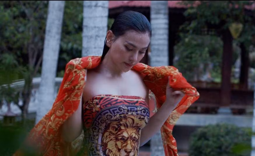 Thu Thủy khoe đường cong nóng bỏng trong phim Sói già. Ảnh: ĐPCC