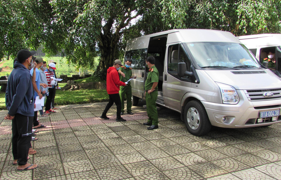 Kiểm tra giấy tờ thủ tục đưa các phạm nhân lên xe về địa phương. Ảnh: Ngọc Dũng