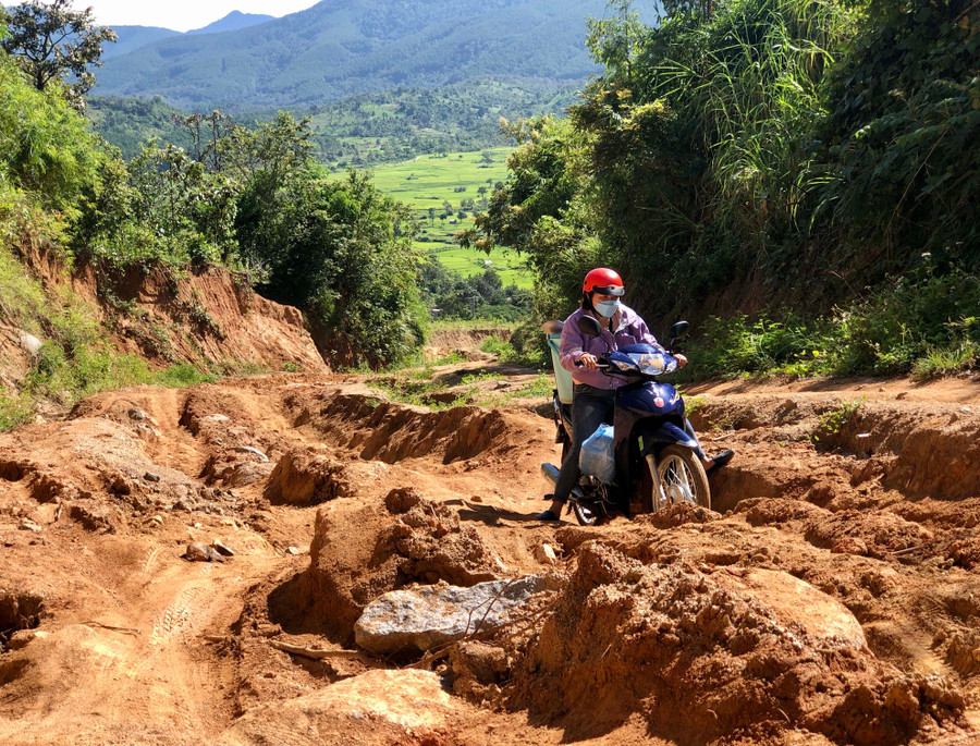 Để đem cháo lên cho học sinh Trường Tiểu học Hà Ra số 2 điểm trường làng Đê Kôn (xã Hà Ra, huyện Mang Yang), chị Hà Thị Thanh Việt phải vượt qua chặng đường đèo đầy hiểm trở. Ảnh: Phan Lài