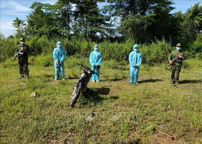 Các đối tượng bị lực lượng chức năng phát hiện, bắt giữ. Ảnh: Hồng Ánh/TTXVN phát