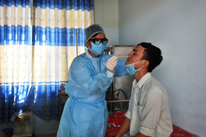 Lấy mẫu xét nghiệm Covid 19 tại Trung tâm Y tế huyện Ia H’Drai