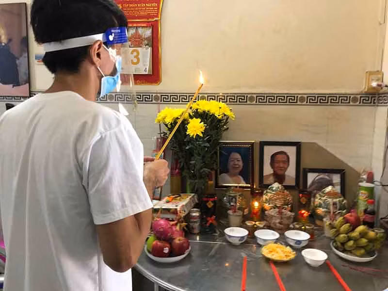 Gia đình 4 người, giờ còn 1 cúi lạy 3 người thân.