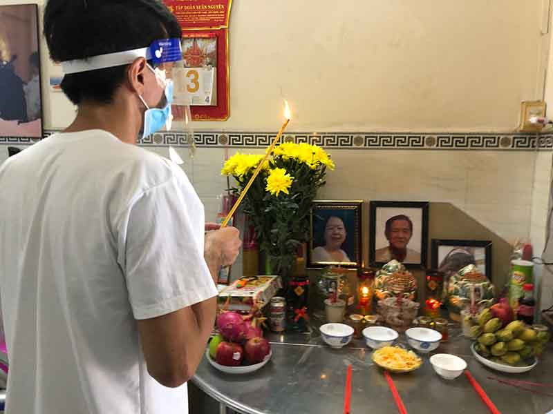 Gia đình 4 người, giờ còn 1 cúi lạy 3 người thân.