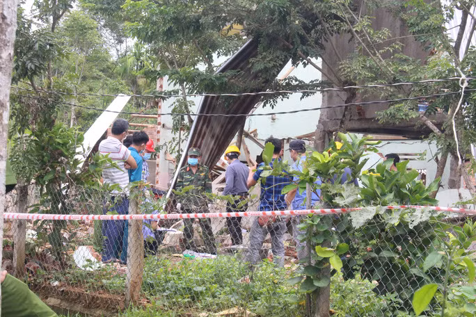 Lực lượng chức năng phát hiện nhiều kíp nổ ở hiện trường