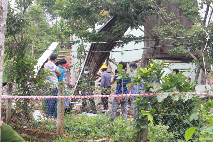 Lực lượng chức năng phát hiện nhiều kíp nổ ở hiện trường