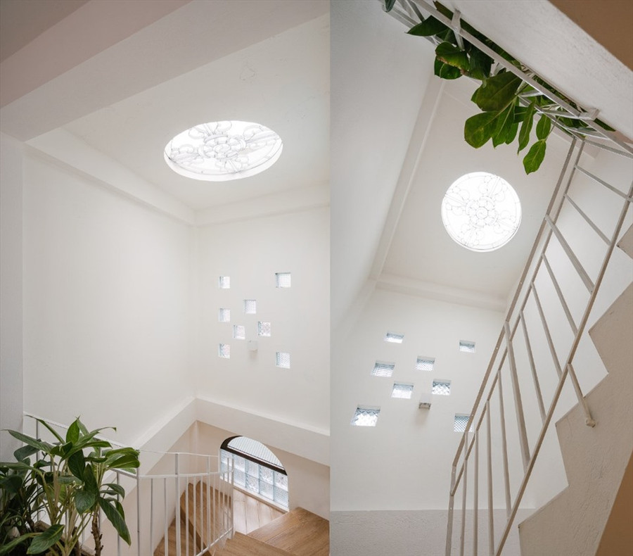 Giếng trời hình tròn, bán kính 1m, lắp kính trong suốt giúp tăng cường ánh sáng và lưu thông không khí.