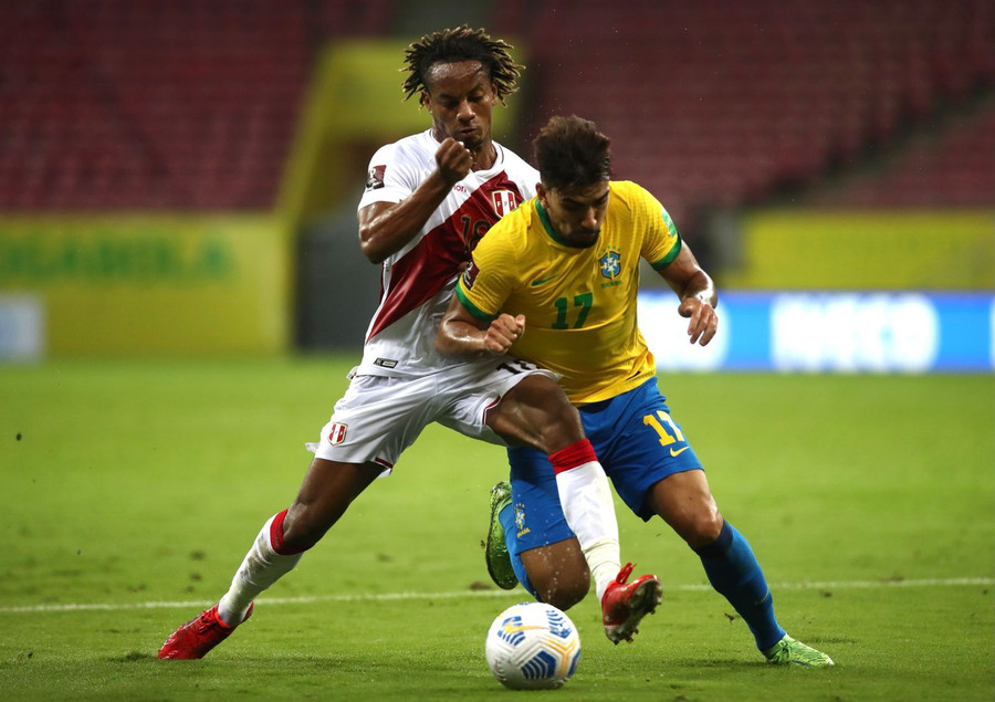 Tuyển Brazil (phải) hoàn toàn lấn lướt Peru. Ảnh: AFP Tuyển Brazil (phải) hoàn toàn lấn lướt Peru. Ảnh: AFP