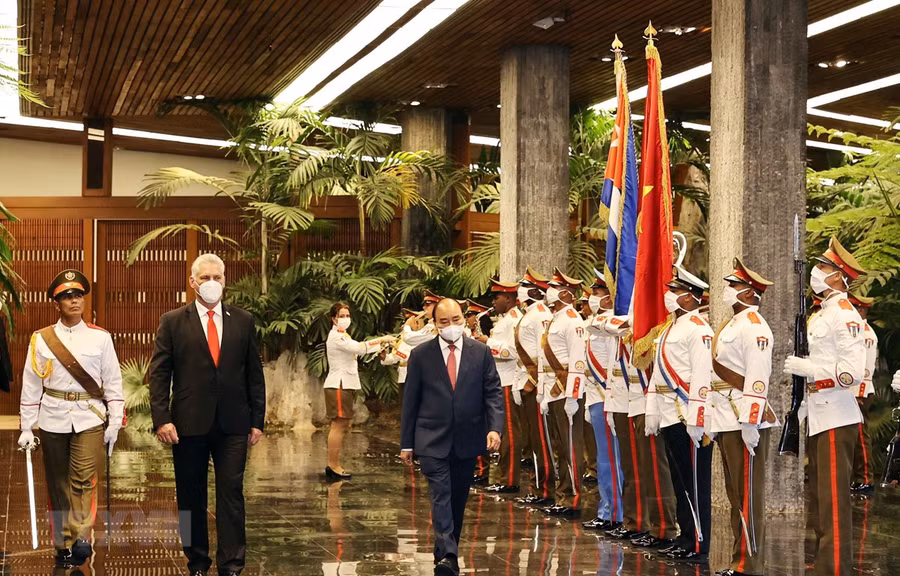 Chủ tịch nước Nguyễn Xuân Phúc và Bí thư thứ nhất Ban Chấp hành Trung ương Đảng Cộng sản Cuba, Chủ tịch nước Cộng hòa Cuba Miguel Díaz-Canel duyệt đội danh dự. (Ảnh: Thống Nhất/TTXVN)