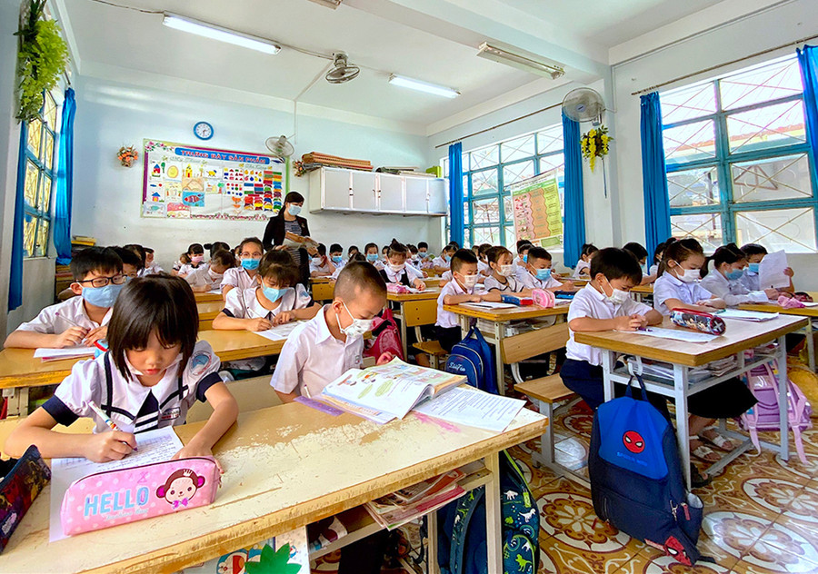 Học sinh tiểu học và THCS ở TP. Pleiku chuyển sang học tập trực tuyến từ chiều 27-9 đến hết ngày 3-10-2021 để phòng-chống dịch Covid-19. Ảnh: Mộc Trà Học sinh tiểu học và THCS ở TP. Pleiku chuyển sang học tập trực tuyến để phòng-chống dịch Covid-19. Ảnh: Mộc Trà