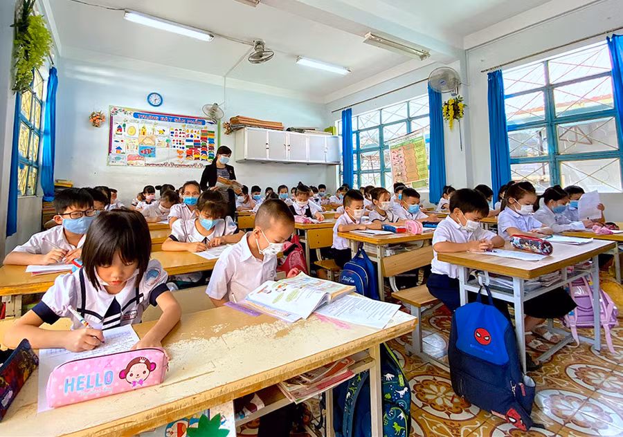 Học sinh tiểu học và THCS ở TP. Pleiku chuyển sang học tập trực tuyến để phòng-chống dịch Covid-19. Ảnh: Mộc Trà