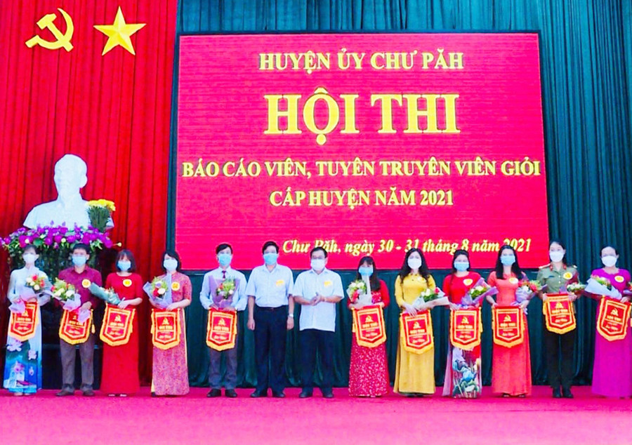  Ban tổ chức Hội thi báo cáo viên, tuyên truyền viên giỏi cấp huyện năm 2021 huyện Chư Păh trao cờ lưu niệm cho các thí sinh. Ảnh: My Sa