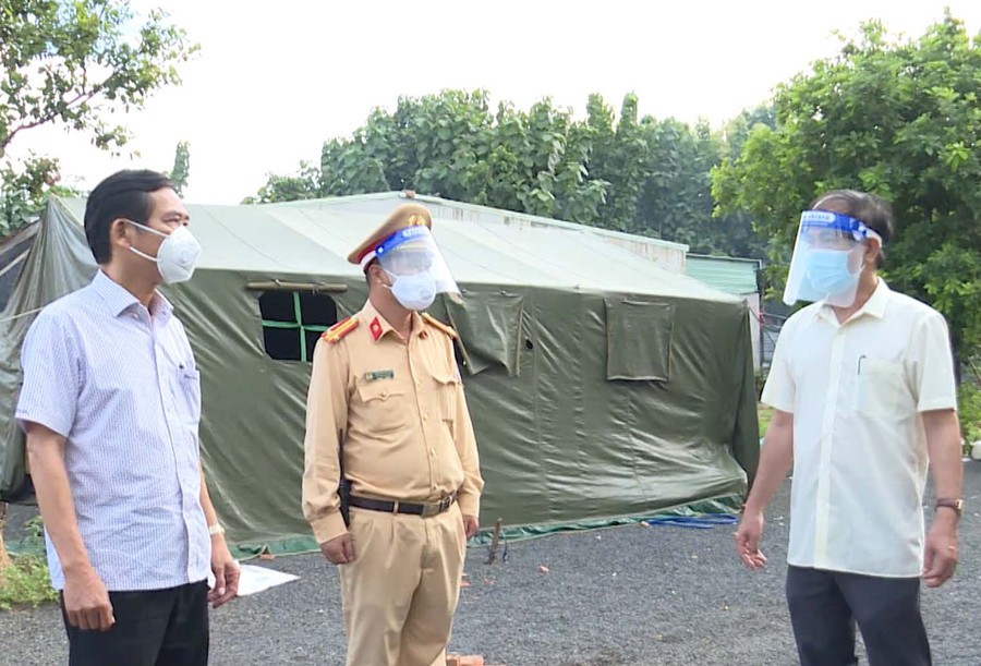 Đồng chí Võ Ngọc Thành - Phó Bí thư Tỉnh ủy, Chủ tịch UBND tỉnh Gia Lai ( bên phải) thăm lực lượng chức năng tại Chốt kiểm soát phòng chống dịch Cầu 110. Ảnh: Đoàn Bình