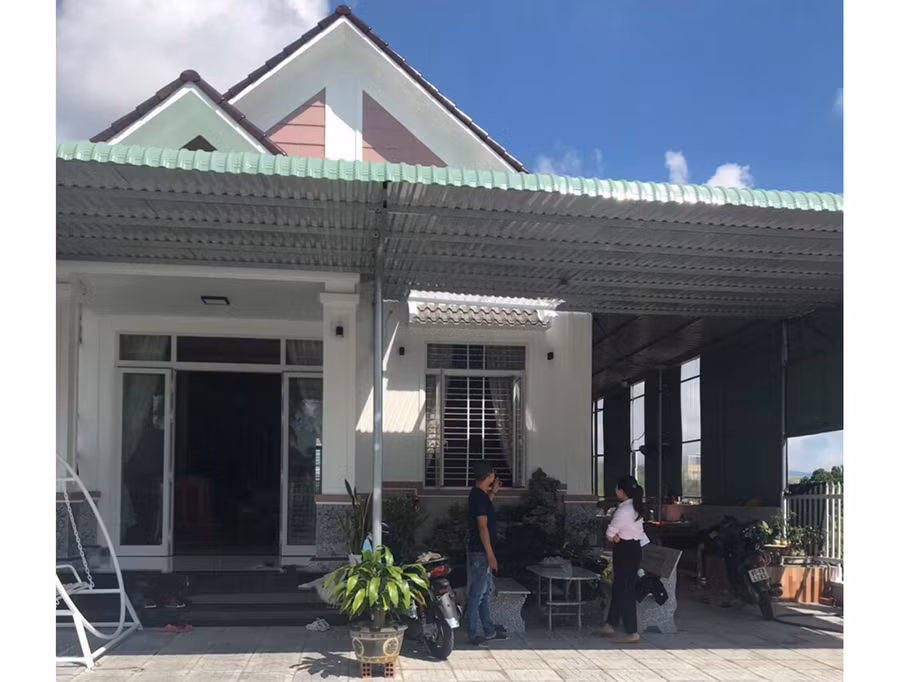  Từ nguồn vốn vay nhà ở xã hội, gia đình anh Huỳnh Tấn Mạnh (tổ dân phố 6, phường An Bình, thị xã An Khê) đã xây được căn nhà khang trang. Ảnh: Sơn Ca