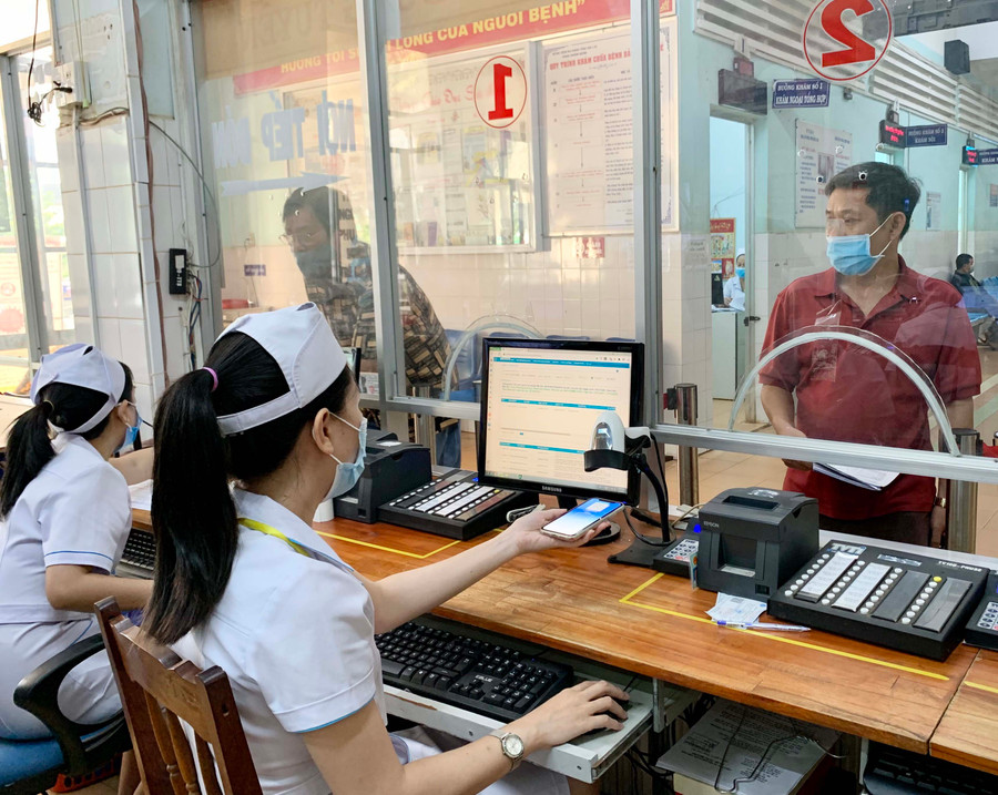 Sử dụng hình ảnh thẻ BHYT trên ứng dụng VssID tạo thuận lợi cho người dân khi đi khám-chữa bệnh. Ảnh: Như Nguyện