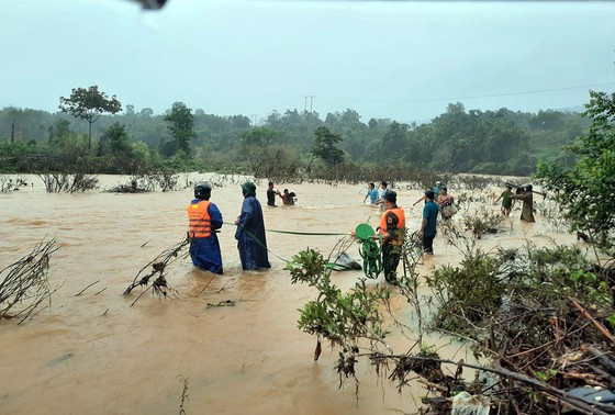  Dùng dây dù vượt lũ sông A Sáp cứu hộ 5 người dân bị cô lập 