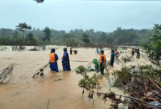  Dùng dây dù vượt lũ sông A Sáp cứu hộ 5 người dân bị cô lập 