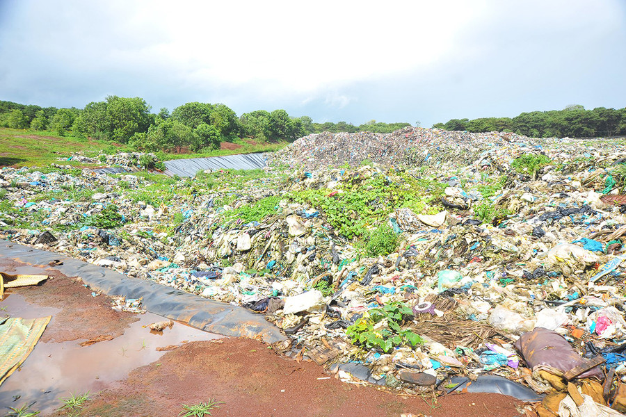 Bãi rác xã Gào (TP. Pleiku) và xung quanh bãi rác là khu vực ô nhiễm được công bố hạn chế khai thác sử dụng nước dưới đất. Ảnh: Hồng Thương Bãi rác xã Gào và khu vực xung quanh bãi rác là khu vực ô nhiễm được công bố hạn chế khai thác sử dụng nước dưới đất. Ảnh: Hồng Thương