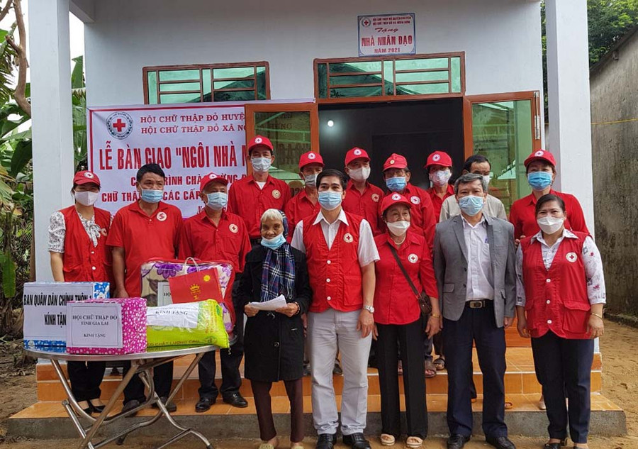 Bàn giao nhà nhân đạo cho gia đình bà Nguyễn Thị Liệu. Ảnh: Hồng Ngọc Bàn giao nhà nhân đạo cho gia đình bà Nguyễn Thị Liệu. Ảnh: Hồng Ngọc