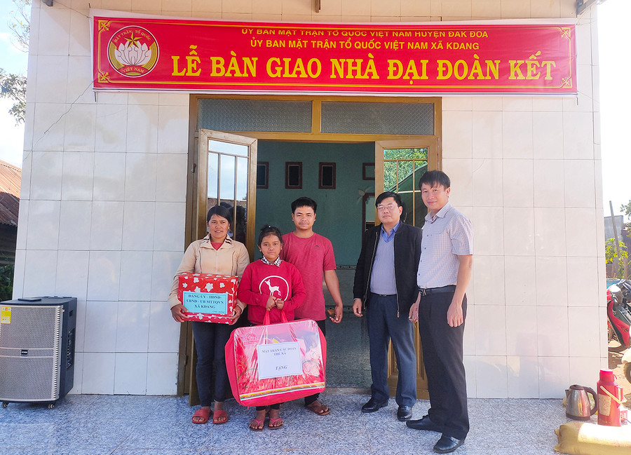 Ủy ban MTTQ Việt Nam xã Kdang (huyện Đak Đoa) bàn giao nhà "Đại đoàn kết" cho hộ nghèo vào cuối năm 2020. Ảnh: Thanh Nhật Ủy ban MTTQ Việt Nam xã Kdang huyện Đak Đoa bàn giao nhà đại đoàn kết cho hộ nghèo vào cuối năm 2020. Ảnh: Thanh Nhật