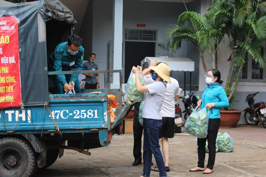 Cán bộ công chức UBND phường Thắng Lợi (TP. Buôn Ma Thuột) chuẩn bị nhu yếu phẩm hỗ trợ người dân khu vực phong tỏa.