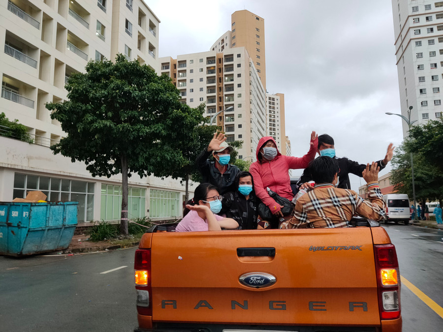 Những bệnh nhân xuất viện về nhà trên chuyến xe thiện nguyện 0 đồng. Ảnh: Như Lịch