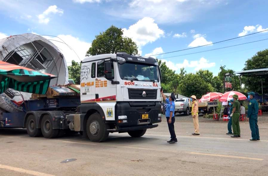 Lực lượng chức năng chốt kiểm soát phòng-chống dịch Covid-19 khu vực cầu 110 (huyện Chư Pưh) kiểm tra phương tiện vận tải “luồng xanh” qua chốt. Ảnh: Lê Hòa