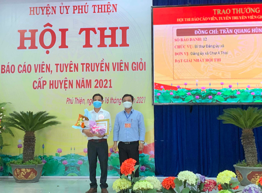 Ban tổ chức trao giải nhất hội thi cho thí sinh Trần Quang Hùng-Bí thư Đảng bộ xã Chư A Thai. Ảnh: Vũ Chi