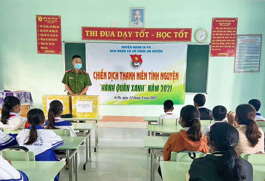 Chiến dịch Hành quân xanh được tổ chức tại Trường Tiểu học và THCS Đinh Núp (xã Pờ Tó, huyện Ia Pa). Ảnh: Vũ Chi