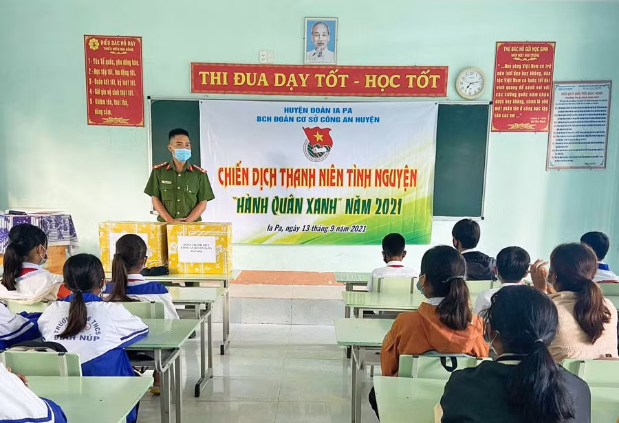 Chiến dịch Hành quân xanh được tổ chức tại Trường Tiểu học và THCS Đinh Núp (xã Pờ Tó, huyện Ia Pa). Ảnh: Vũ Chi