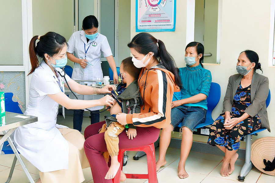 4. Các y-bác sĩ của Trạm Y tế xã Ia Blang khám bệnh cho người dân.