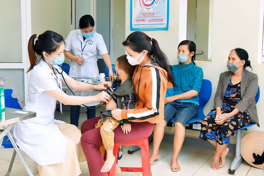 4. Các y-bác sĩ của Trạm Y tế xã Ia Blang khám bệnh cho người dân.