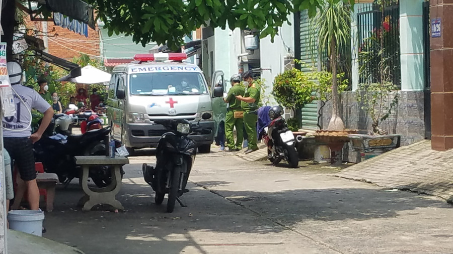  Công an có mặt tại hiện trường điều tra vụ người đàn ông tử vong trong phòng trọ. Ảnh: Trần Kha