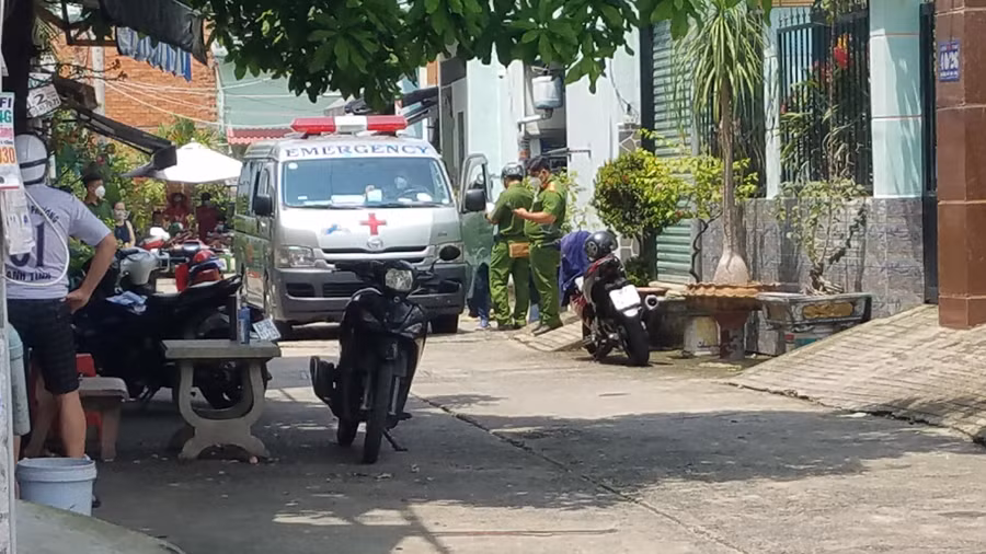  Công an có mặt tại hiện trường điều tra vụ người đàn ông tử vong trong phòng trọ. Ảnh: Trần Kha