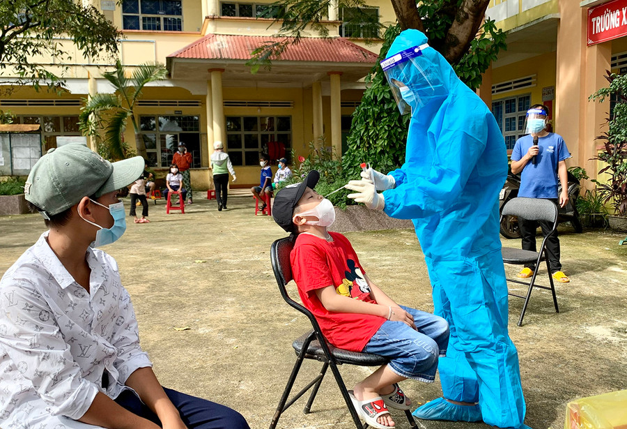 Nhân viên y tế lấy mẫu xét nghiệm cho học sinh tại Trường Tiểu học Bùi Dự (phường Hoa Lư, TP. Pleiku). Ảnh: Như Nguyện Nhân viên y tế lấy mẫu xét nghiệm cho học sinh tại Trường Tiểu học Bùi Dự, tổ 11, phường Hoa Lư, TP. Pleiku. Ảnh: Như Nguyện