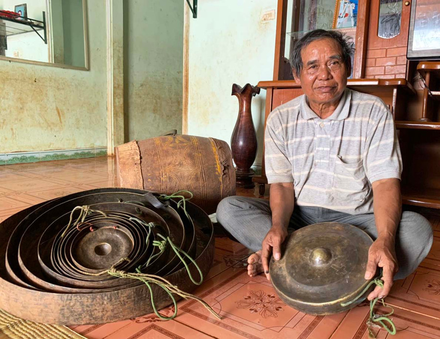 Ông Kpuih Nhoaih bên cạnh bộ chiêng của mình. Ảnh: Nhật Hào