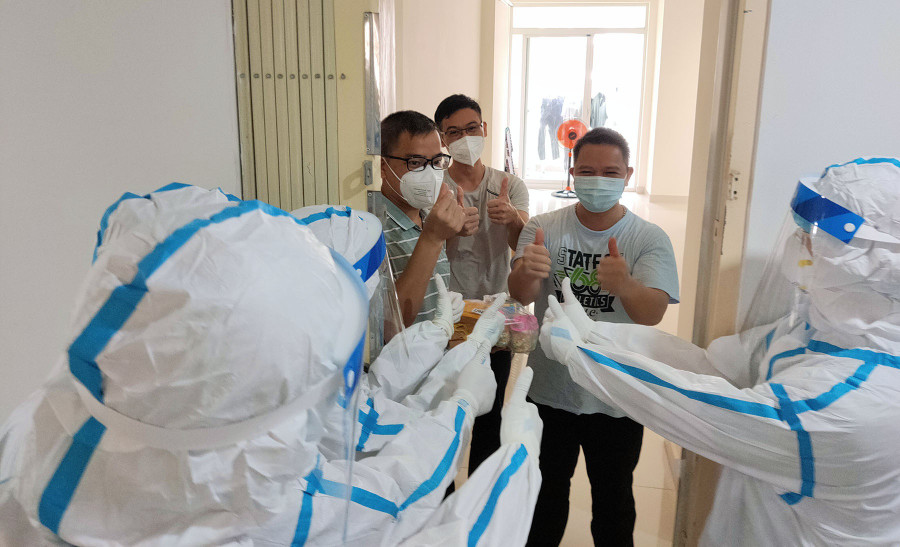 Ban Giám đốc BV dã chiến số 12 tặng quà, động viên các tu sĩ là tình nguyện viên từng bị nhiễm bệnh. Ảnh: Như Lịch